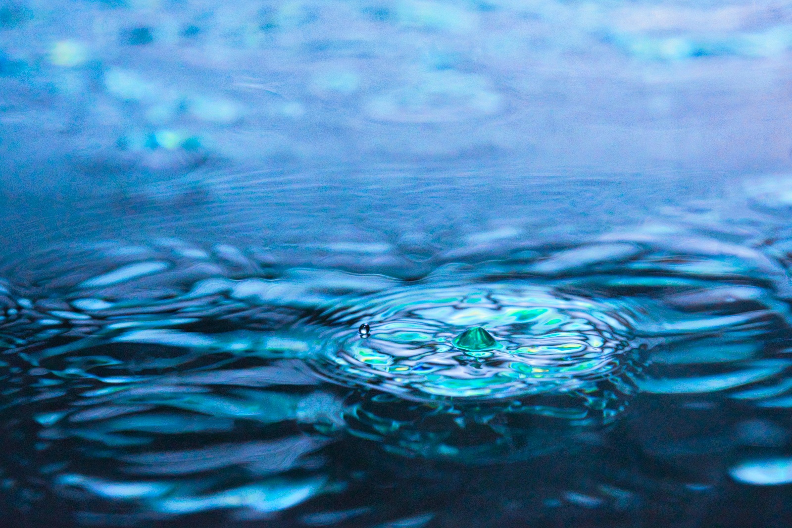 Stimmungsvolle Wasserfotografie als leuchtendes Acrylglasbild für den Eingangsbereich von Romy Mueller Waterworld