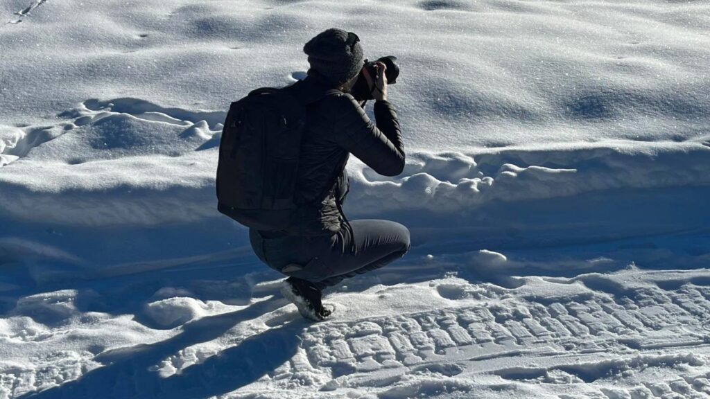 Fotokünstlerin Romy Müller in Aktion: Naturfotografie bei Schnee und Eis für die Kollektion Abstrakte Natur.